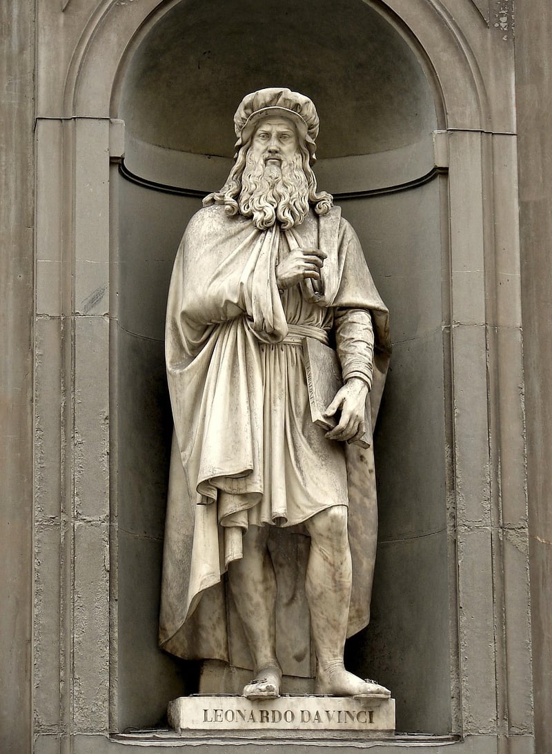 Leonardo da Vinci Statue